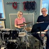 To voksne spiller trommer